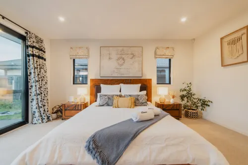 Sunlit Sanctuary with Private Patio in Wigram