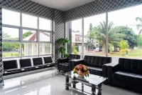 RedDoorz Plus Near Teras Kota 3 - Pensions
