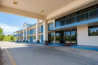 Eco Lodge Inn & Suites Bentonville near I 49 - Pet Friendly