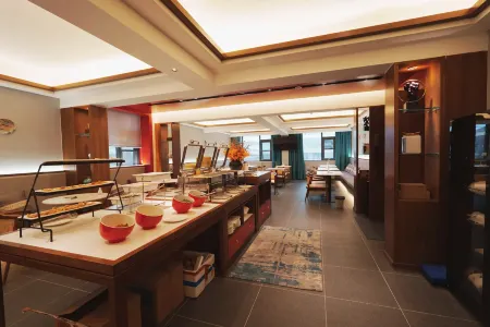 Qianna Hotel (Yongcheng Yongxing Street) Отели рядом с достопримечательностью «Riyuehu Scenic Area»
