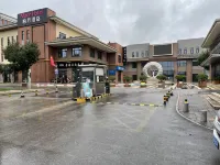 Moon Hotel - parkir