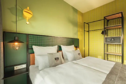 Holiday Inn - the niu, Dwarf Berlin Schöneberg Отели рядом с достопримечательностью «Геденкорт За-Гефенгнис Папештрассе»