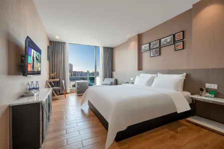 Bafei Hotel (Shenzhen Gongming Square Metro Station)