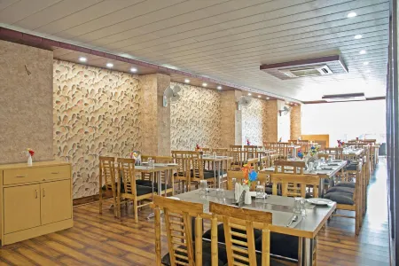 Spring Sky Mughalsarai By ShriGo Hotels Отели в г. Mughalsarai Rly. Settlement