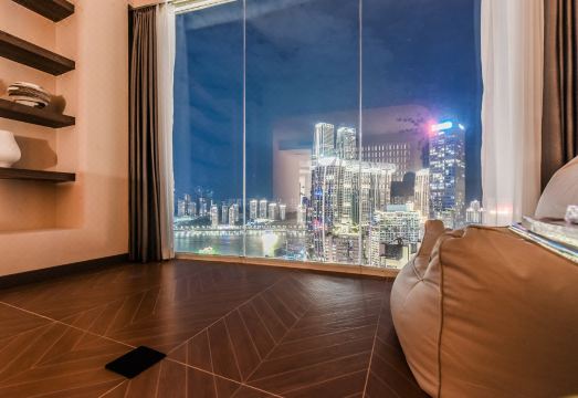 샨 호텔의 깔끔한 객실 내부