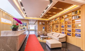 UP HuaYi Collection Hotel (Urumqi South Railway Station)