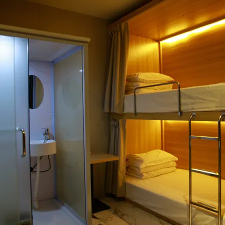 High Speed Rail One Plus One Hostel (Urumqi Station Branch) Отели рядом со станцией Wulumuqi Railway Station