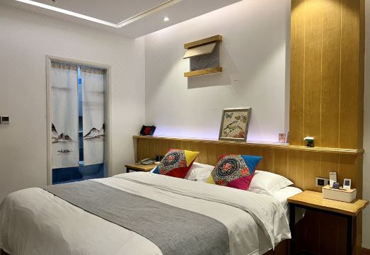 3. 샤오인 칭쥐 호..