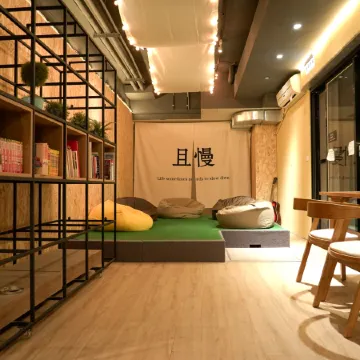 MeetingMates Hostel Отели рядом с достопримечательностью «Храм Луншань»