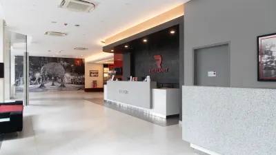 Red Planet BGC The Fort Các khách sạn gần Royal Palm Residences