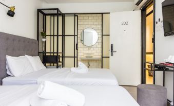 Z Hotel Ara Damansara, LRT, Mall, Airport