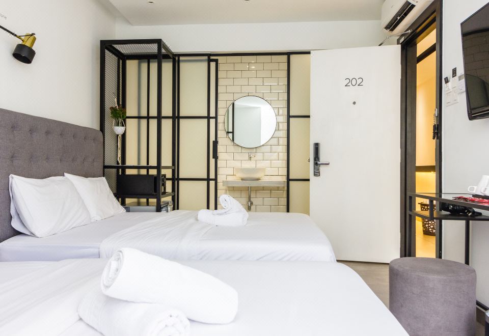 Z Hotel Ara Damansara, LRT, Mall, Airport