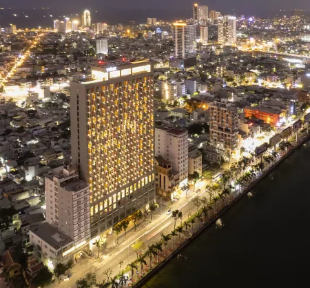 Wink Icon Hotel Danang Riverside - Luxury Suites - 24hrs Stay & Rooftop Pool Bar Отели рядом со станцией Đà Nẵng Railway Station