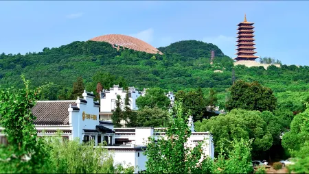 Floral Lux Hotel · Niushou Yinlan Hotel (Nanjing Niushou West Gate Jinling Town Branch) Отели рядом с достопримечательностью «Foding  Palace»