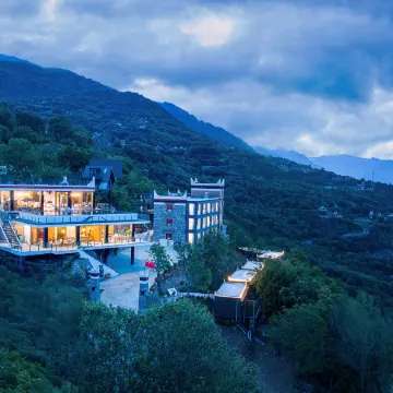 Light and forest PeeKaboo Cliff Private Soup Hotel