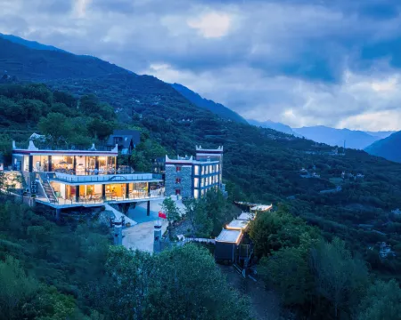 Light and forest PeeKaboo Cliff Private Soup Hotel Hotels in Danba