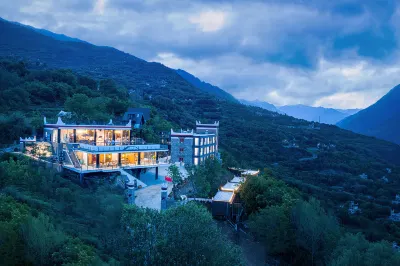 Light and forest PeeKaboo Cliff Private Soup Hotel Hotels near Moerduo Temple