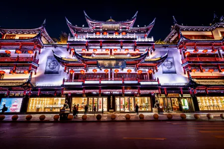 Qianshi Apartment (Shanghai Yuyuan Subway Station Branch)