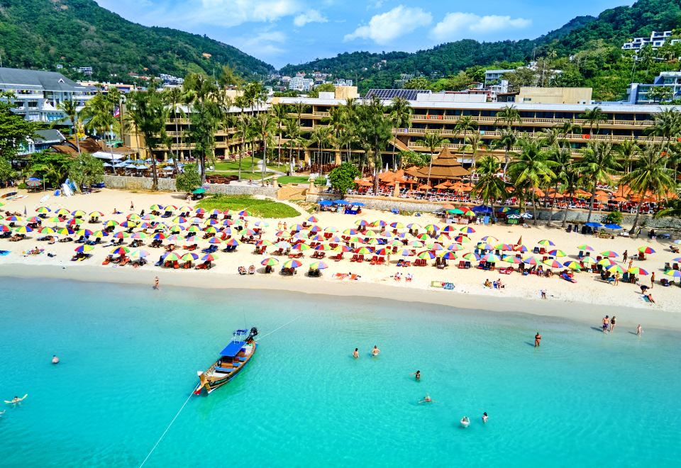 석양 아래 저녁 식사