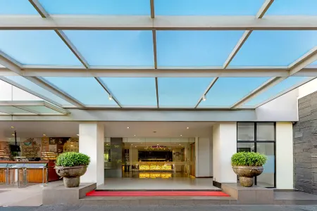 Favehotel Hyper Square Отели в г. Andir