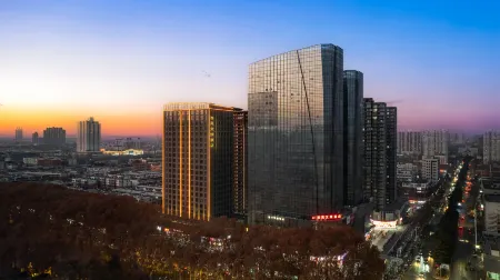 Xiyuan Cultural Tourism Hotel (Wanda Plaza Peony Square Subway Station) Отели рядом с достопримечательностью «Henan University of Science and Technology (Xiyuan Road)»