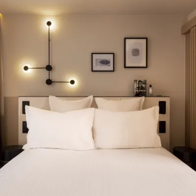 Hotel Este Hotels near Fresque < Paris dans la tete >