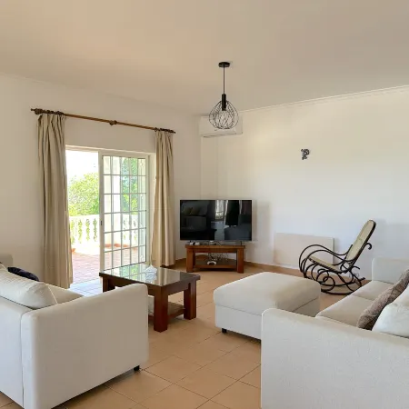 BnB Homes Luxurious Villa Stardust with Swimming pool & BBQ for Family Fun