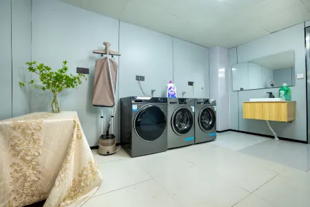 Beiguo Hotel (Gongyi Railway Station Xingyue Times Square) Отели рядом с достопримечательностью «Kang Bai Wan Zhuang Yuan»