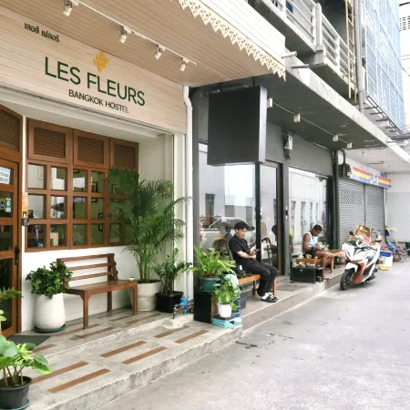 Les Fleurs Bangkok Hostel Отели рядом с достопримечательностью «Посольский район»