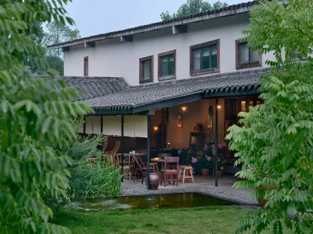 Pengzhou Wusuoshishi Homestay Отели рядом с достопримечательностью «Bailu Limestone Cave Wonder Peak»
