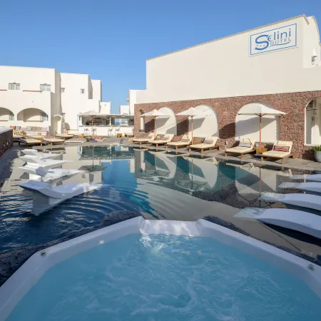 Selini Hotel Отели рядом с достопримечательностью «Черный пляж»