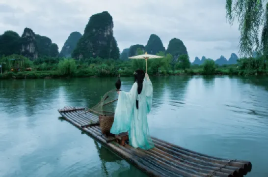 โรงแรมบีหลงเกอ มิเรอร์ออฟเดอะสกาย โรงแรมใกล้สะพานคนงานและคนงาน