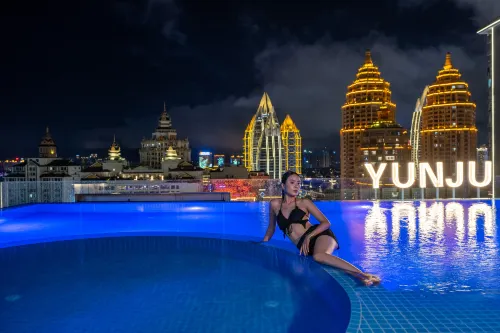 Cloud Dwelling Sky Pool Resort (Xishuangbanna West Shuangjing Xingguang Night Market Branch) - bar
