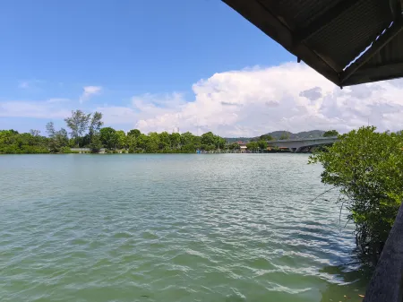 QURATA RIVERSIDE RESORT Отели в г. Pengadang Buloh