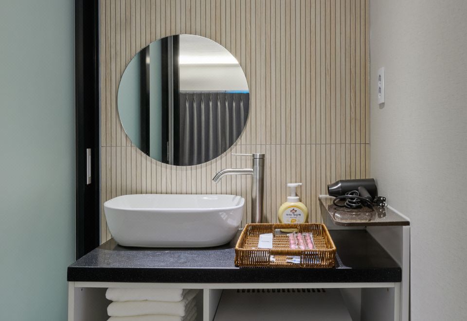 엔조이 스테이 동대문의 셀프 체크인 키오스크 또는 복도