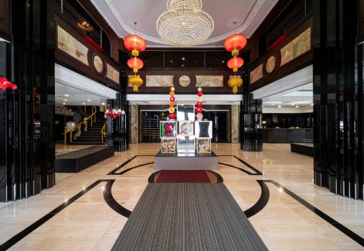 푸리던 호텔 켄팅의 현대적인 외관과 로비