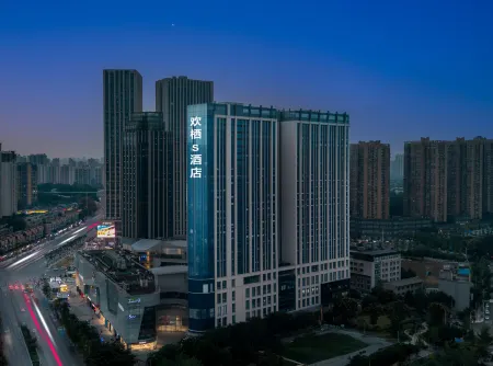 Super 8 Longtan Temple Panda Base Shop Отели рядом с достопримечательностью «Southwest University of Finance and Economics Tianfu College (Chengdu Eastern District)»