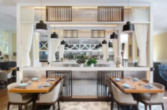 Qionghai Changlong Hotel (Yinhai Zaliang Street)