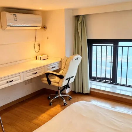 Luyin LOFT Movie Apartment (Nanchang West Station Lizhuangshan Subway Station)