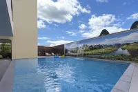 Yue Mountain Riverside Hotel (Yangshuo Yulong River Ten-Mile Gallery Scenic Area) - Pools