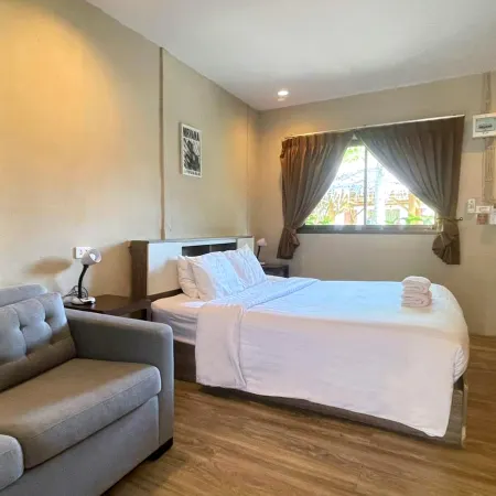 New Breakers Hotel Rawai Отели рядом с достопримечательностью «Пляж Равай»