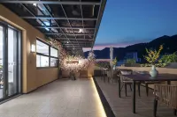Moshang Qingju Hotel (Chongqing Fengjie High-Speed Railway Station Binhe Park Branch) - Parkering