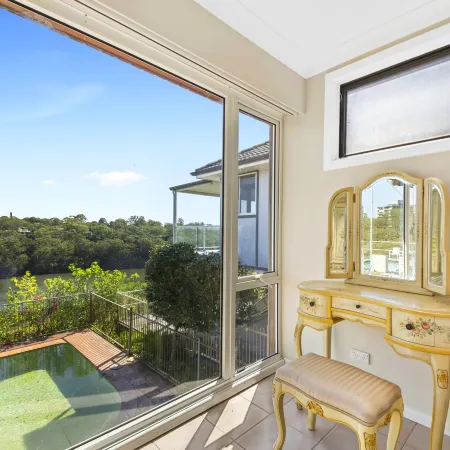 River View Oasis: Spacious 3-Bed House with Pool