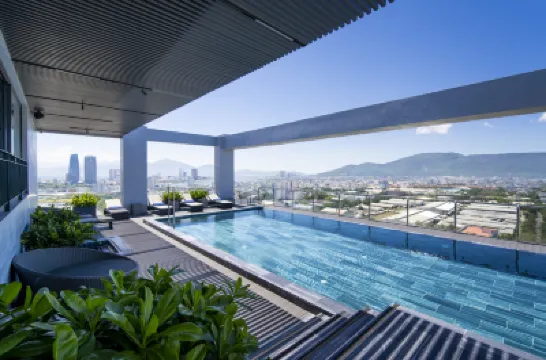 Luxtery Hotel & Spa Hotels near Vincom Plaza