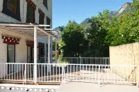 Danba Blue Bird Homestay Hotels near Moerduo Temple