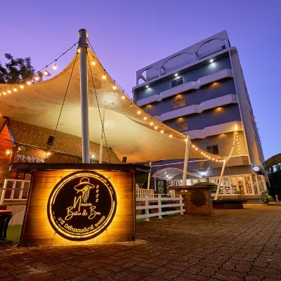 Nora Bukit Hotel Отели рядом с достопримечательностью «Школа Satree Пхукет»