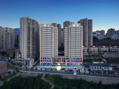 Moshang Light Luxury Hotel (Yichang Yigui Branch) Hotels near Jindian Commission Shop (Chen'an Apartment West)