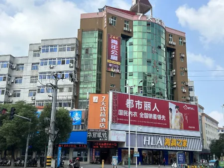 Z Era Youth Apartment Отели рядом с достопримечательностью «Golden Forest»