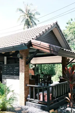 Rawai Lemon Resort-Adult Only Отели рядом с достопримечательностью «Ban Ao Makham Health Care Center»