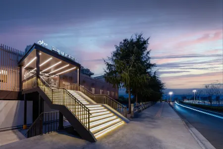 Homeinn Plus Hotel (Shanghai Wild Animal Park Huinan Subway Station) Отели рядом с достопримечательностью «Shanghai Industry and Commerce Foreign Language College South Campus»